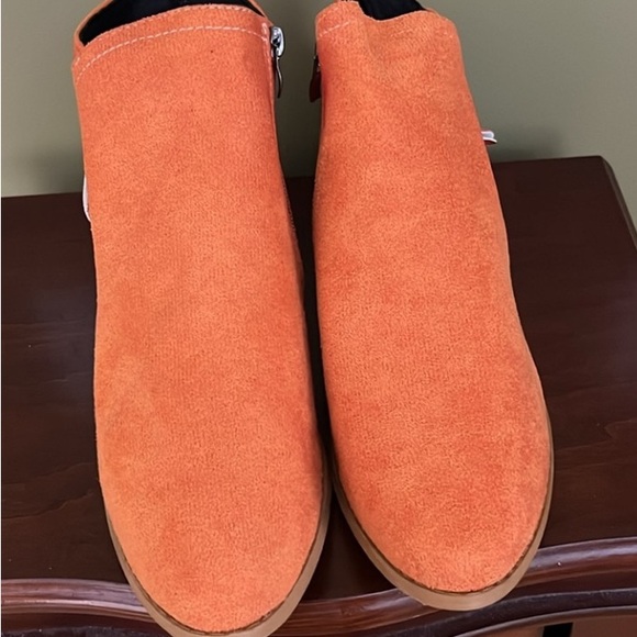 NWOT, Casual Suede-like booties - Picture 4 of 6